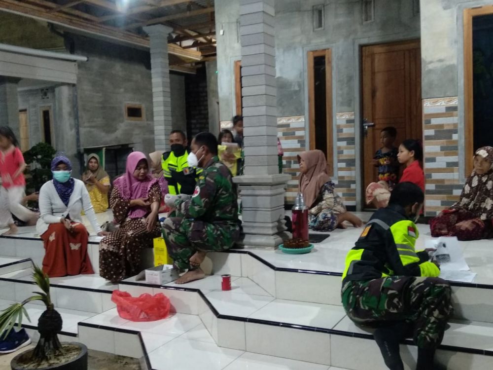Anggota Koramil 0826/05 Larangan saat lakukan Vaksin Door to Door