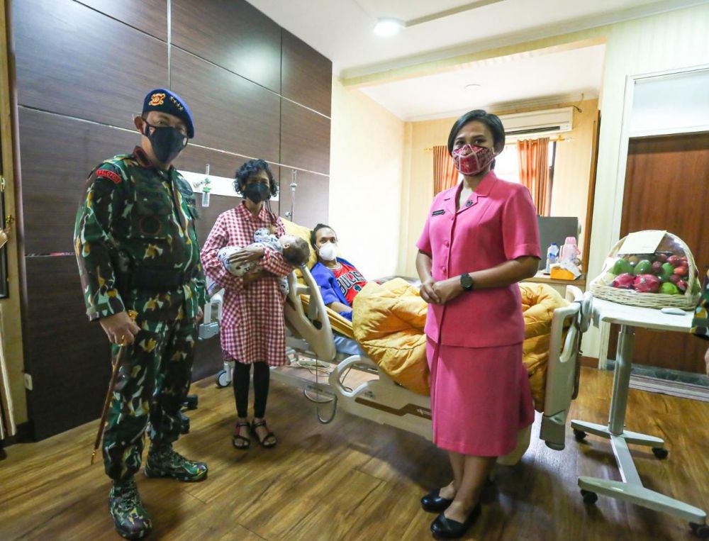 Kapolri Jenderal Polisi Listyo Sigit Prabowo saat kunjungi anggota Brimob yang tertembak saat bertugas