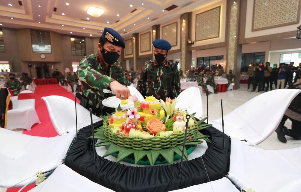 Kapolda Jatim Irjen Pol Dr Nico Afinta saat memotong tumpeng di HUT Brimob ke-76