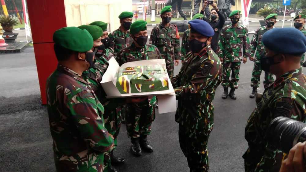 Prajurit TNI Kodim 0610/Sumedang, diwakili oleh Kapten Inf Agus Hermawan, Danramil 1004/Tanjungsari, dan Kapten Inf Lesli Darmawan, Danramil 1005/Jatinangor, mempersembahkan kue ulang tahun yang diserahkan kepada prajurit Korps Brimob Polri di Markas Korp