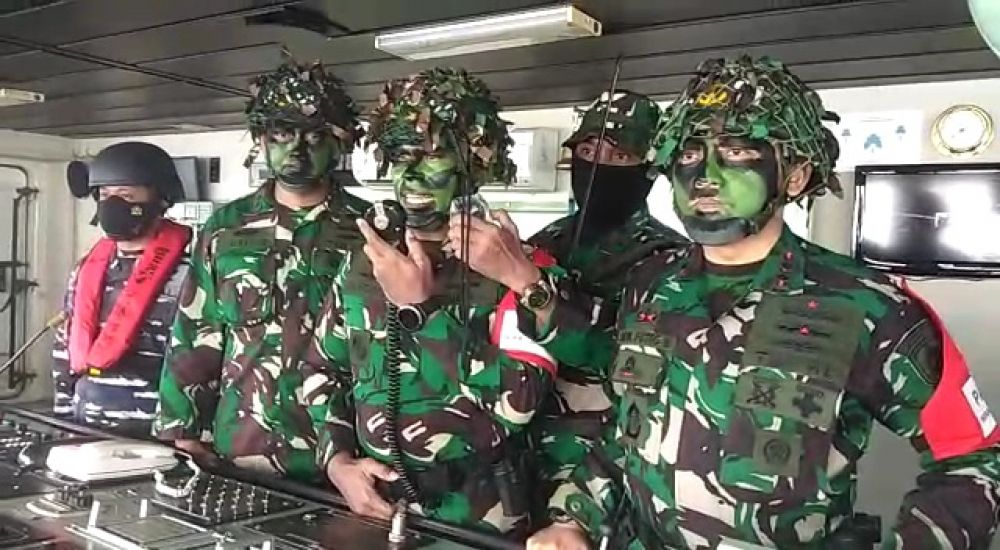 Siswa Diktukba angkatan LII Kodiklatal Marinir Lattek pendaratan amfibi di Banongan Situbondo