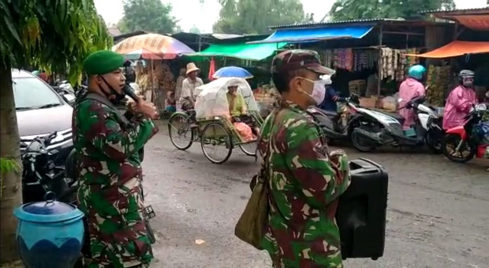 Babinsa Koramil Kota Pamekasan terus lakukan sosialisasi ke masyarakat untuk Vaksin