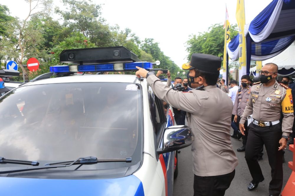 Kapolda Jatim Irjen Pol Dr Nico Afinta saat melepas mobil INCAR dengan aplikasi skrip