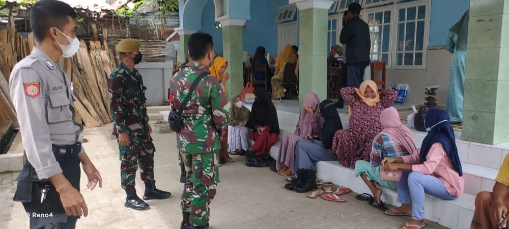 Bhabinkamtibmas dan Babinsa saat melakukan pendampingan Vaksin
