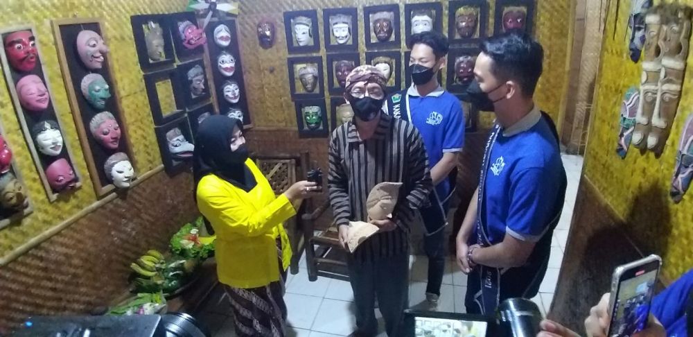 Kakang Mbakyu Kota Malang saat mengelilingi tempat wisata yang ada disekitar