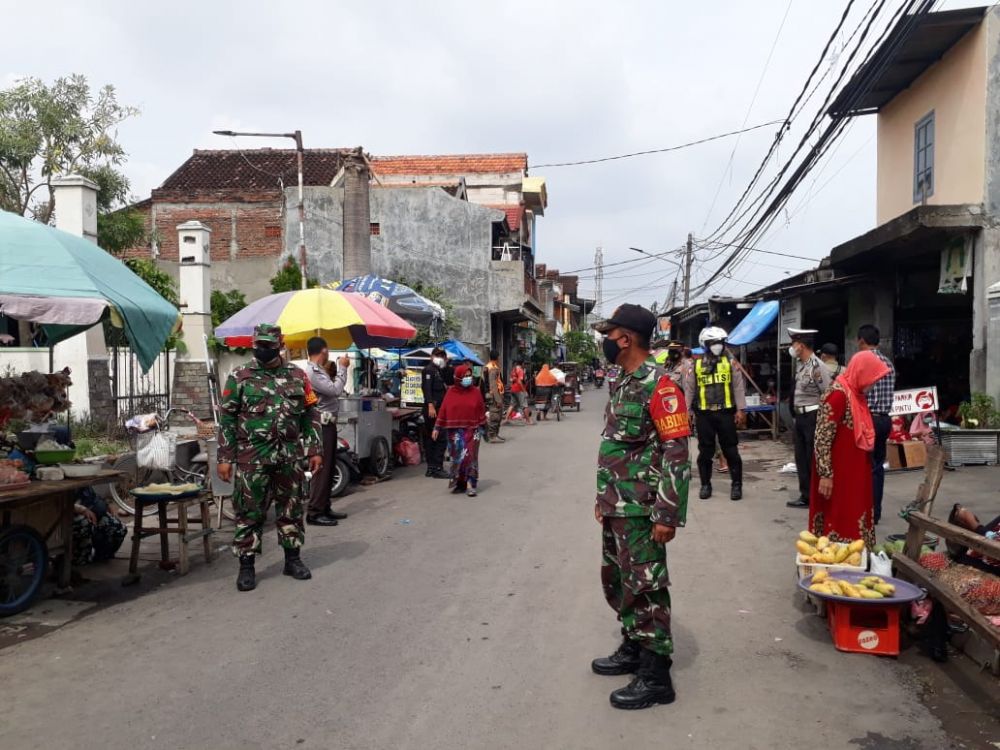 Babinsa Koramil Kenjeran bersama Tiga Pilar terus lakukan Ops Yustisi Prokes