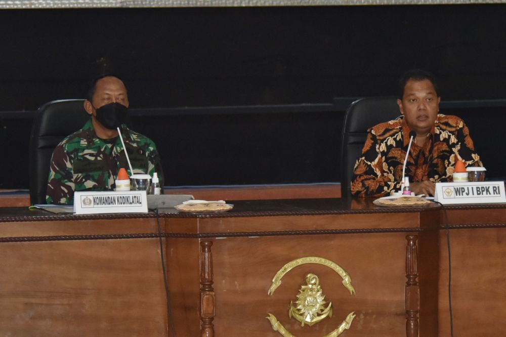 Dankodiklatal Laksamana Madya TNI Nurhidayat dan WPJ I BPK RI dalam acara Entry Meeting