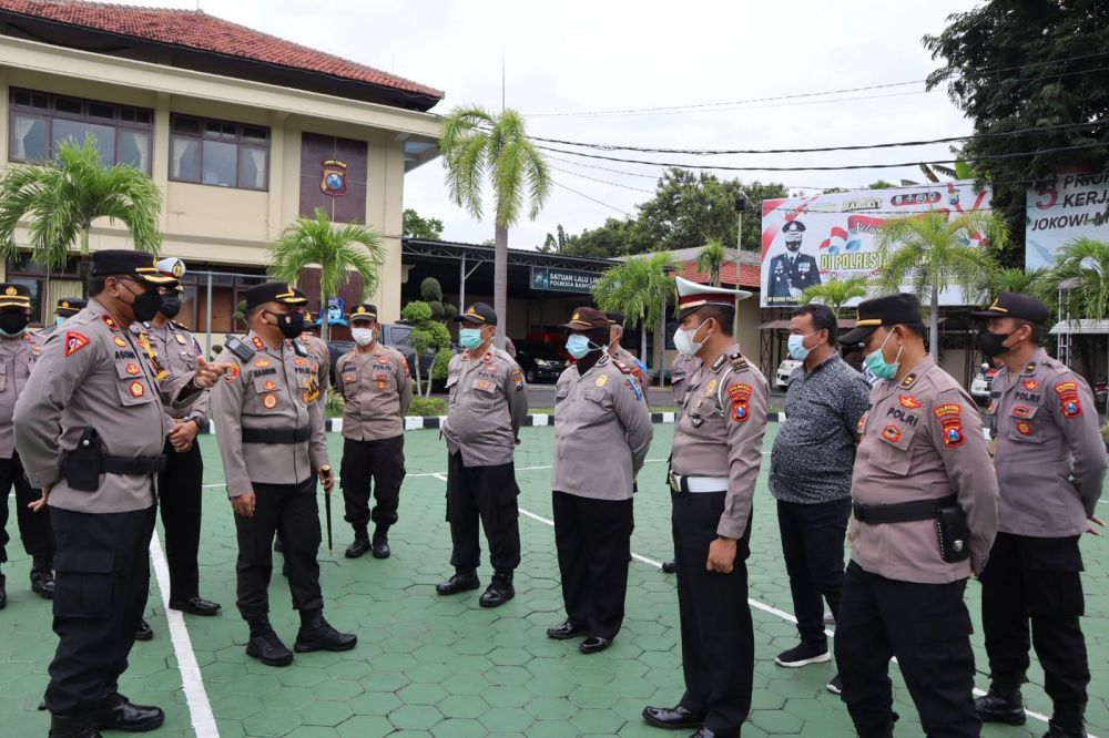 Kapolresta Banyuwangi AKBP Nasrun Pasaribu saat edukasi anggota terkait Pilkades