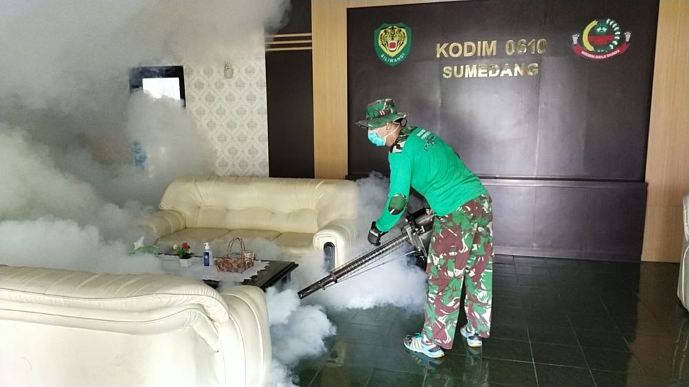Penyemprotan fogging antisipasi malaria, dilakukan bersama-sama anggota Detasemen kesehatan Wilayah Garut, dilingkungan Makodim 0610/Sumedang