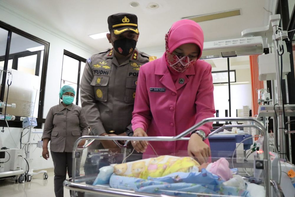 Kapolres Blitar Kota AKBP Dr. Yudhi Hery Setiawan bersama ketua Bhayangkari cabang Blitar Kota Ny. Dian Yudhi saat menjenguk bayi yang dibuang