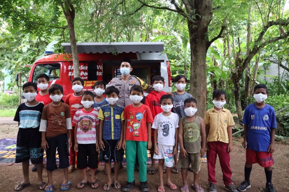 Bripda Anafis saat mengajari IPTEK dan nilai Pancasila anak-anak di alam terbuka