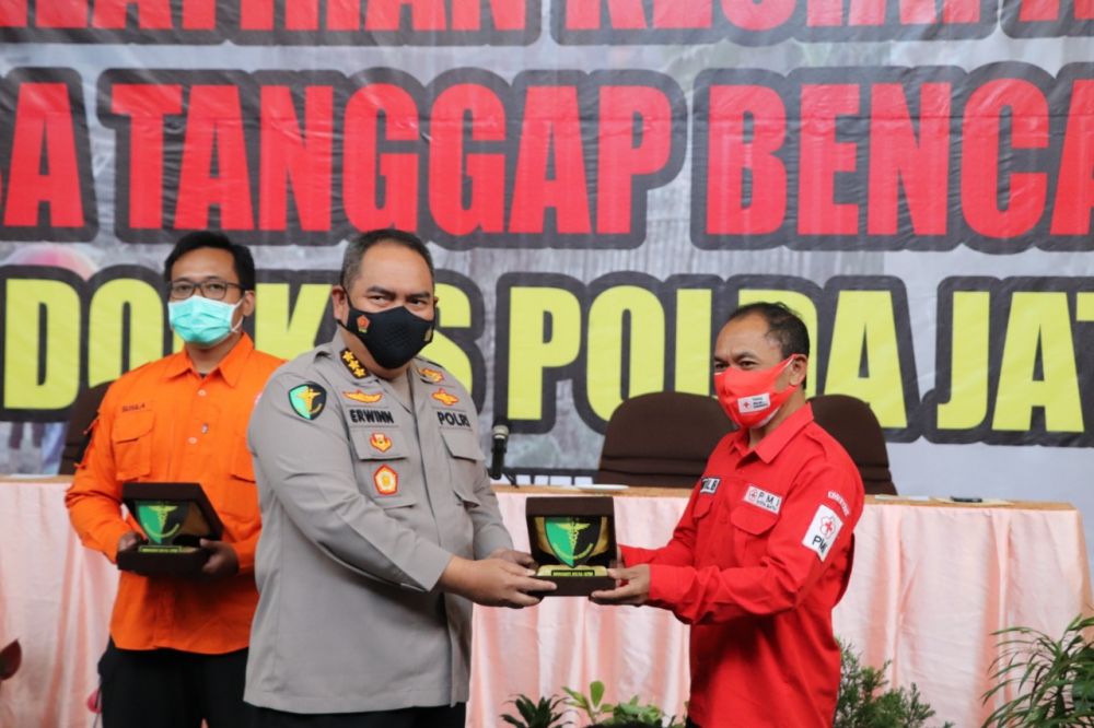 Kabiddokkes Polda Jatim Kombes Pol Erwin Zainul Hakim berikan pelatihan di Desa Tanggap Bencana