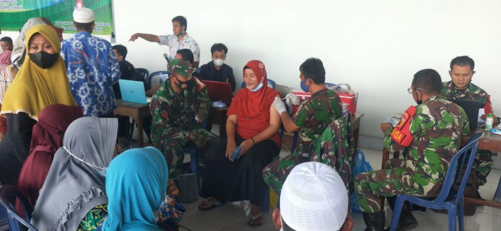 Koramil 0826/12 Kadur terus lakukan Vaksin Door to Door