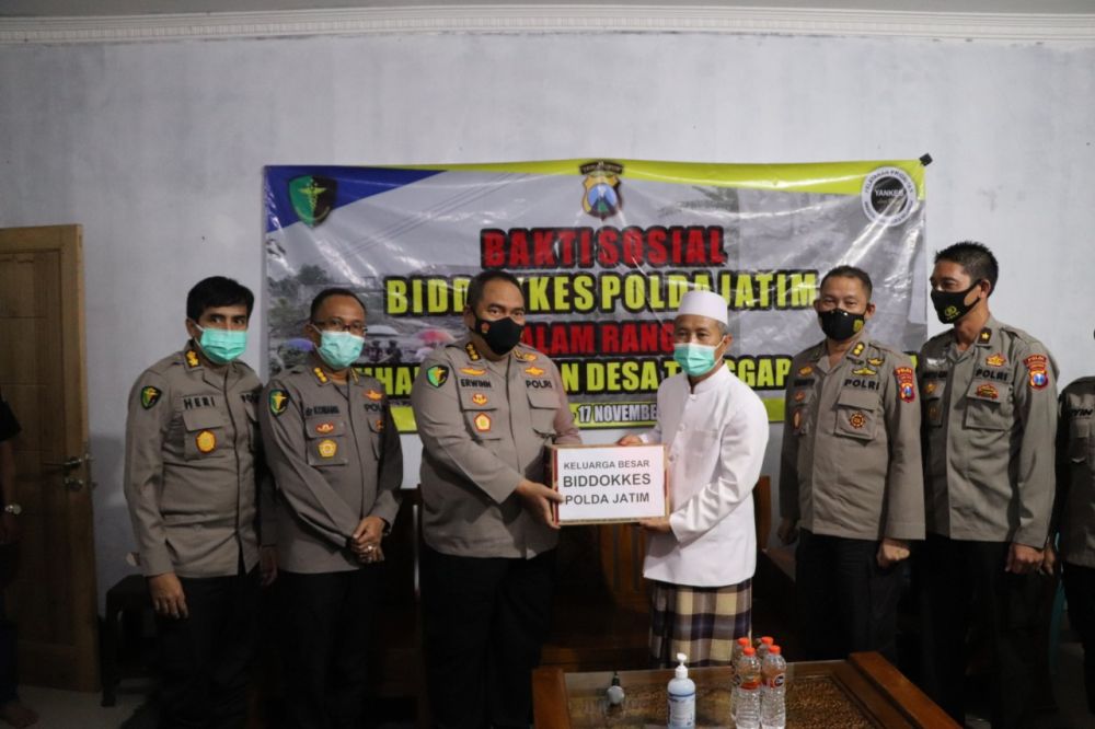 Kabiddokkes Polda Jatim Kombes Pol Erwin Zainul Hakim memberikan paket Baksos