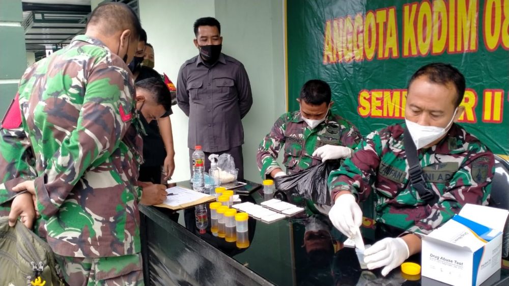 Tes urine yang di lakukan PNS dan prajurit guna mencegah penyebaran Narkoba