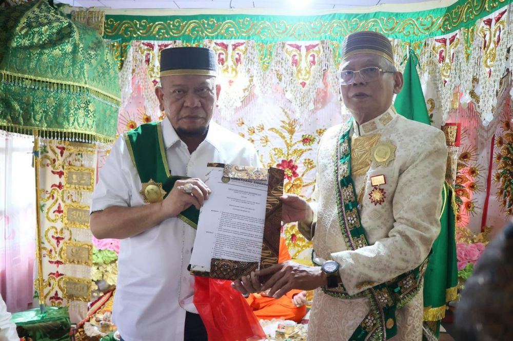 Ketua DPD RI AA LaNyalla Mahmud Mattalitti saat menerima gelar adat
