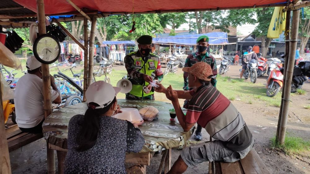 Babinsa Koramil Benjeng terus sosialisasi Prokes dan bagikan masker