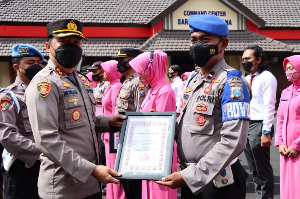 Kapolres Jember AKBP Arif Rachman Arifin saat memberikan penghargaan kepada anggotanya