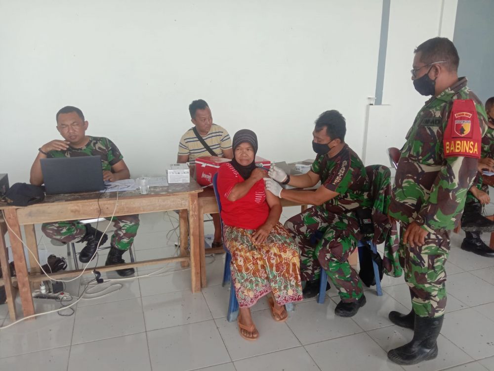 Koramil 0826 Kadur saat gelar Vaksin di pabrik rokok 1001