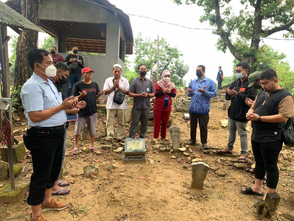 Satreskrim Polres Gresik saat membongkar makam guna keperluan otopsi jenazah korban