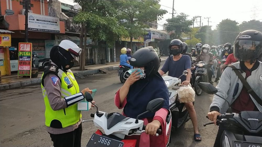 Polwan Satlantas Polres Gresik saat membagikan masker