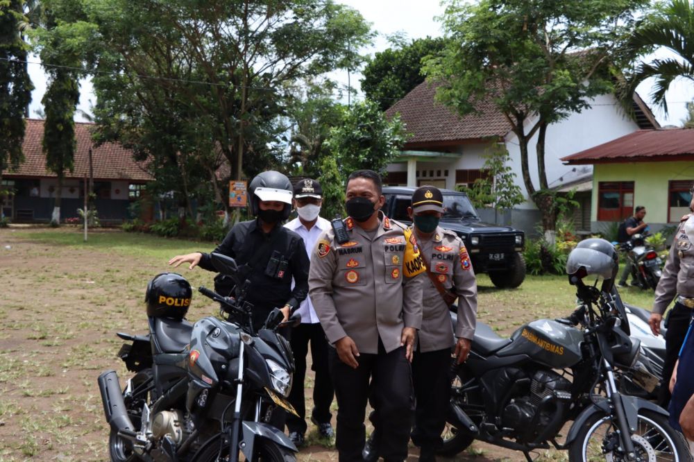 Kapolresta Banyuwangi AKBP Nasrun Pasaribu saat cek TPS