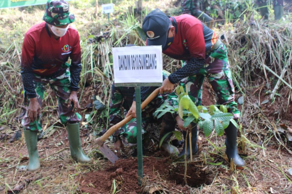 Dandim 0610/Sumedang, saat penanaman bibit pohon di tanah milik TNI AD, di Parigi, Pasanggrahan Baru, Kecamatan Sumedang Selatan