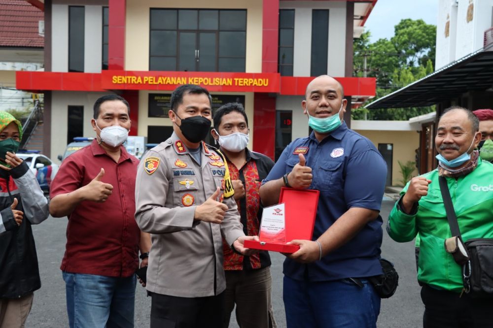 Kapolres Jember AKBP Arif Rachman Arifin saat bersama komunitas ojek online