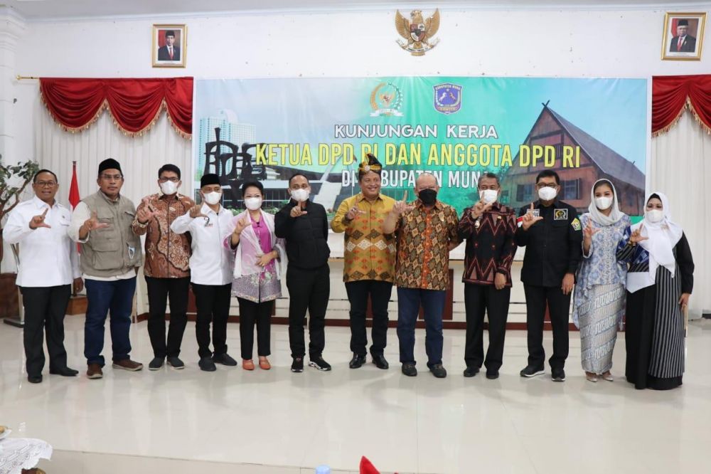 Ketua DPD RI AA LaNyalla Mahmud Mattalitti saat foto dan kenalkan salam Huruf L