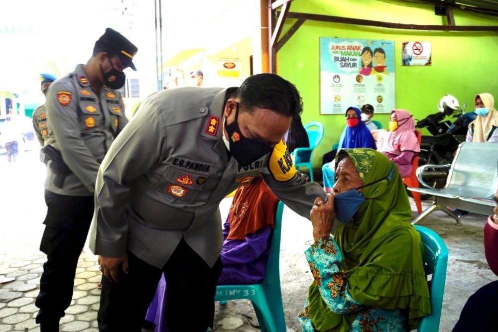 Kapolres Bojonegoro AKBP EG Pandia saat sosialisasi Vaksin ke peserta Lansia dan bagi sembako