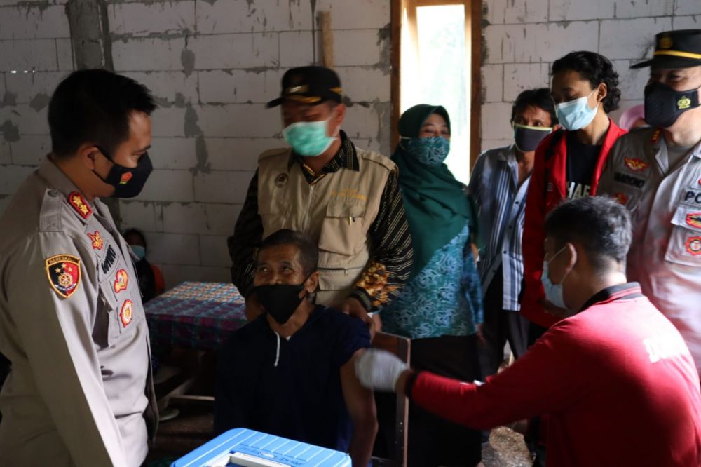 Kapolres Pacitan AKBP Wiwit Ari Wibisono sumbangkan kursi roda saat Vaksin Door to Door