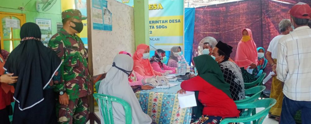 Babinsa Koramil Bungah saat dampingi Vaksin