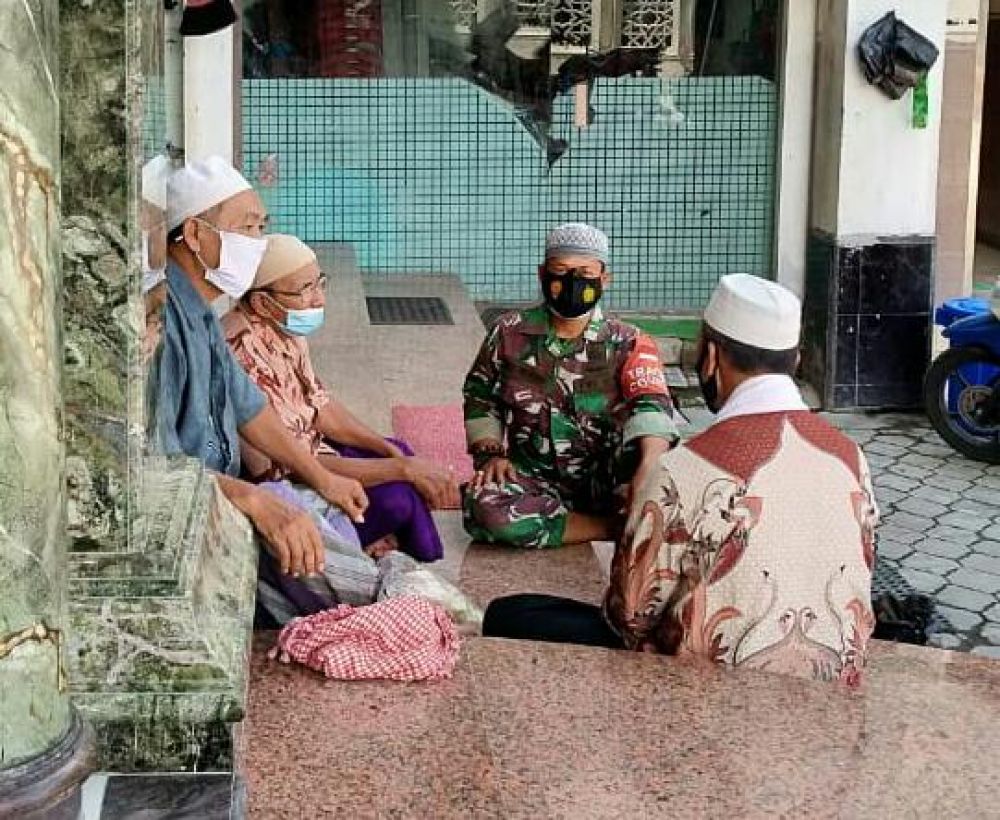 Serma Hery saat lakukan Komsos dengan Ta"mir masjid
