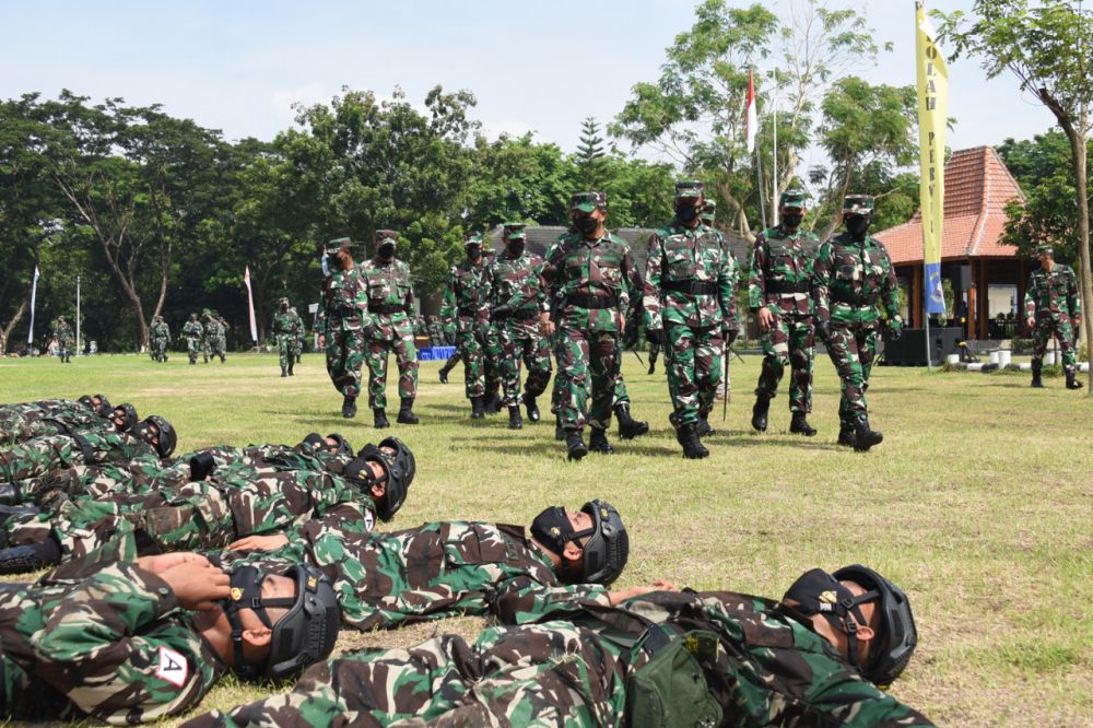 Dankodiklatal Laksamana Madya TNI Nurhidayat saat tinjau para prajurit