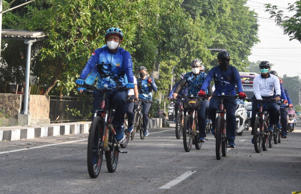 Dankodiklatal Laksamana Madya TNI Nurhidayat saat Gowes bersama PJU