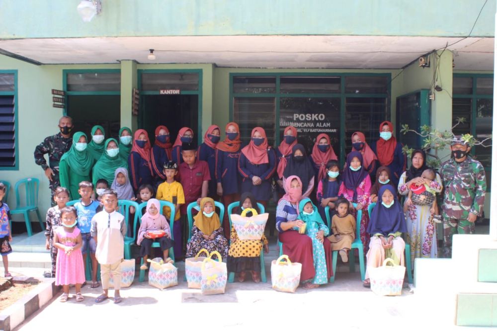 Ketua Persit KCK Cabang XLV Dim 0826 Pamekasan beri santunan kepada anak yatim-piatu di Jum'at berkah