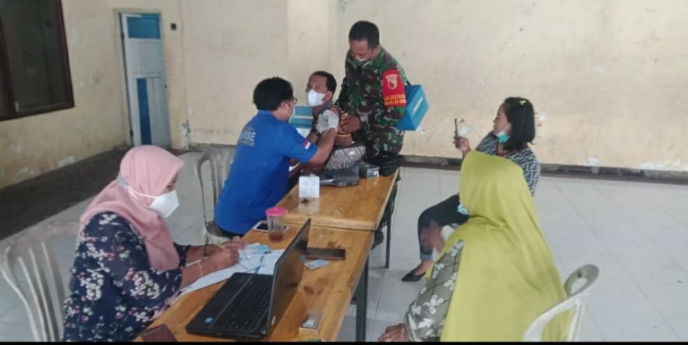 Babinsa Koramil Benowo saat dampingi warga binaan Vaksin