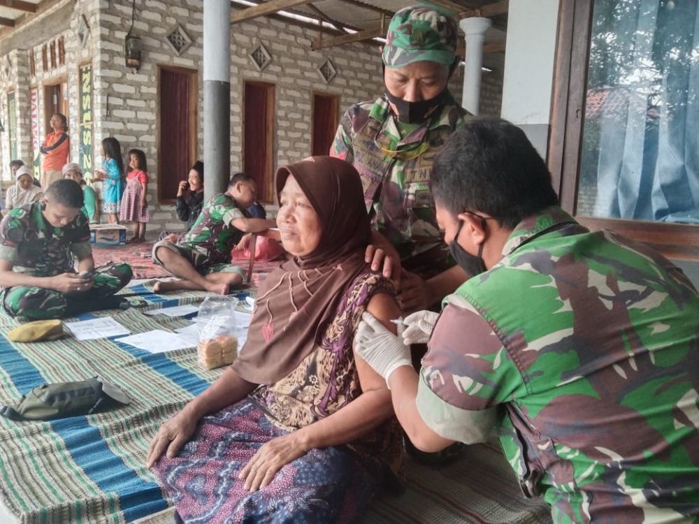 Babinsa Koramil Kadur gelar Vaksin Door to Door