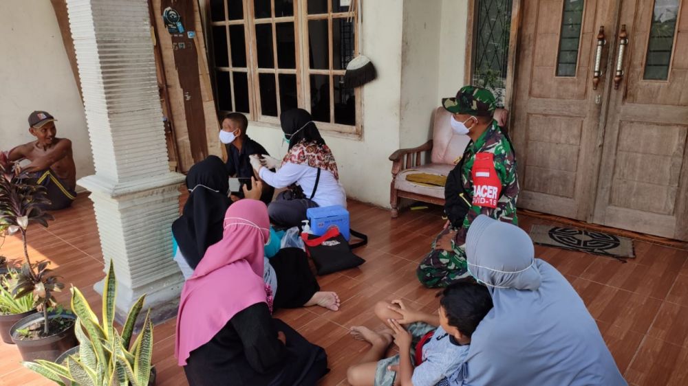 Babinsa Koramil Benjeng saat dampingi vaksin warga binaan