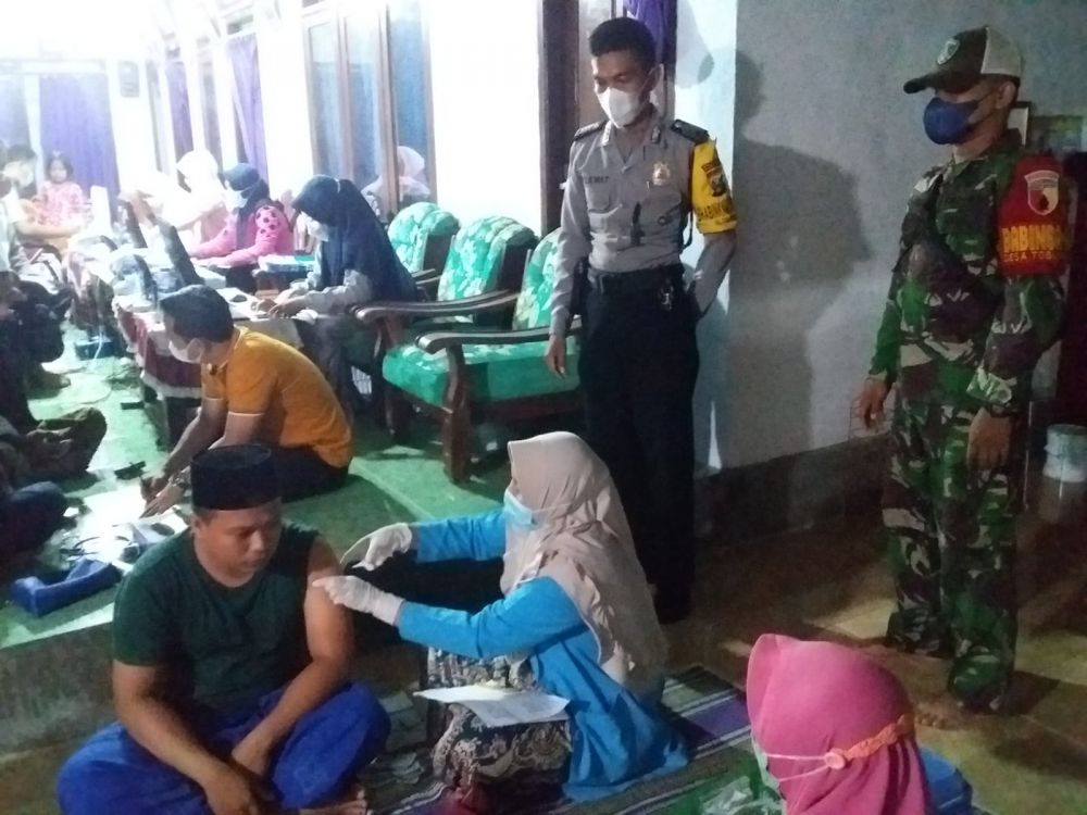 Babinsa dan Bhabinkamtibmas pantau warga saat vaksin beri rasa aman