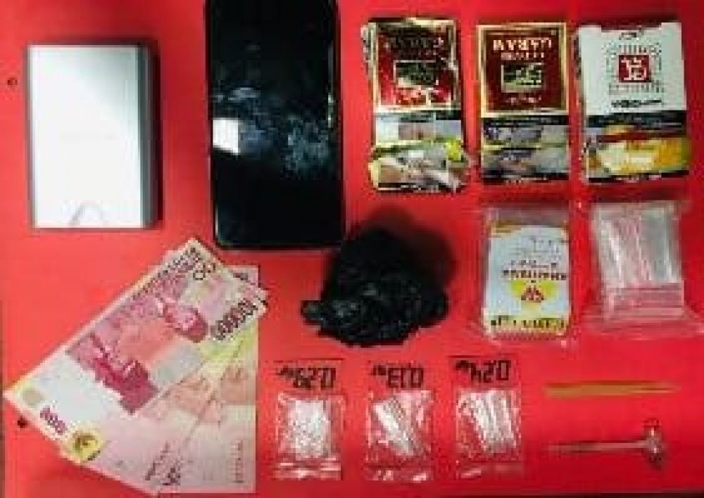 Barang bukti yang diamankan Polisi beserta tersangka