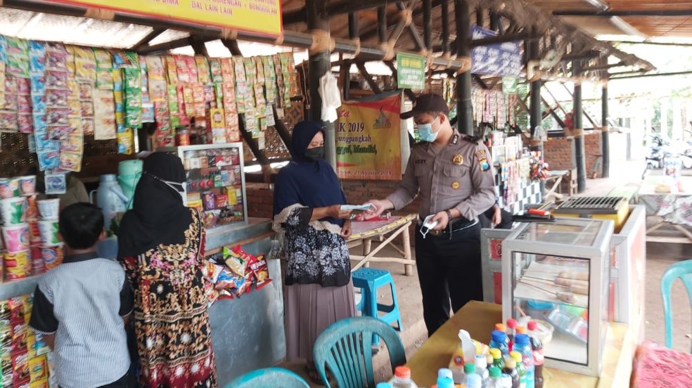 Bhabinkamtibmas bersama tenaga kesehatan terus sosialisasi ke masyarakat terkait DBD dan Covid-19