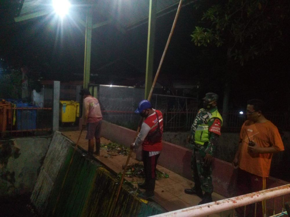 Babinsa Koramil Sukolilo Serda Rulvan saat cek debit air antisipasi curah hujan tinggi