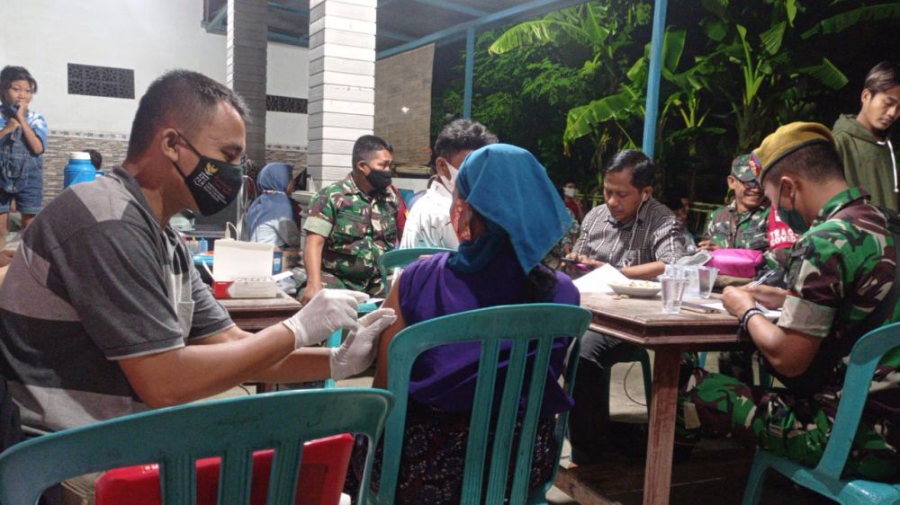 Kodim 0826 Pamekasan bersama Koramil 0826/04 Galis dan Nakes dari Poskes TNI 05.10.19 lakukan serbuan vaksin