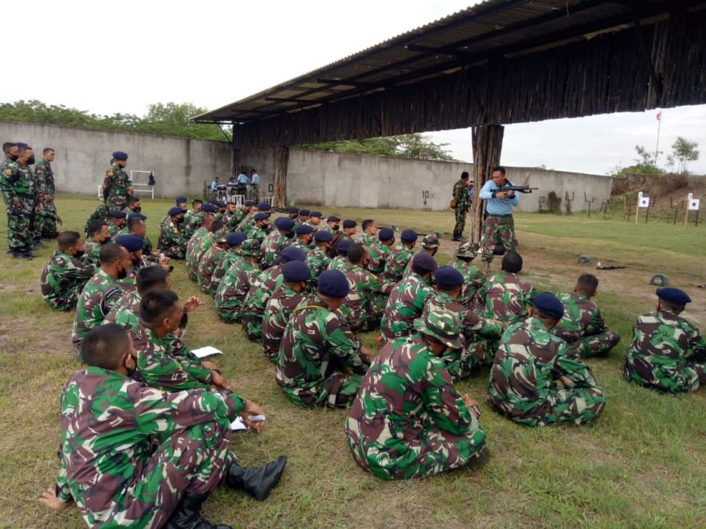 Siswa Diktukba angkatan LII Lattek menembak senjata ringan