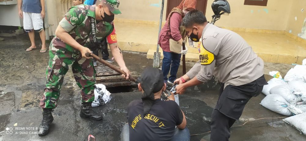 Babinsa Koramil Tambaksari dan Bhabinkamtibmas bersama warga gotong royong antisipasi banjir