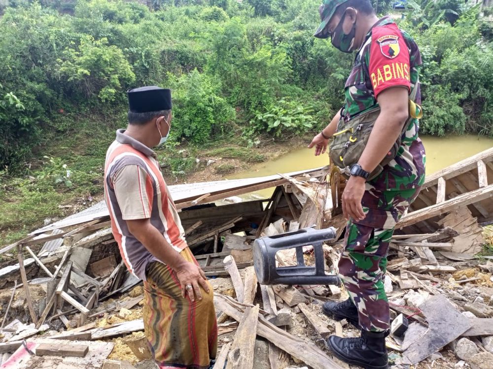 Sertu Mosleh Ingatkan Warga Bahaya Banjir dan Tanah Longsor saat Hujan