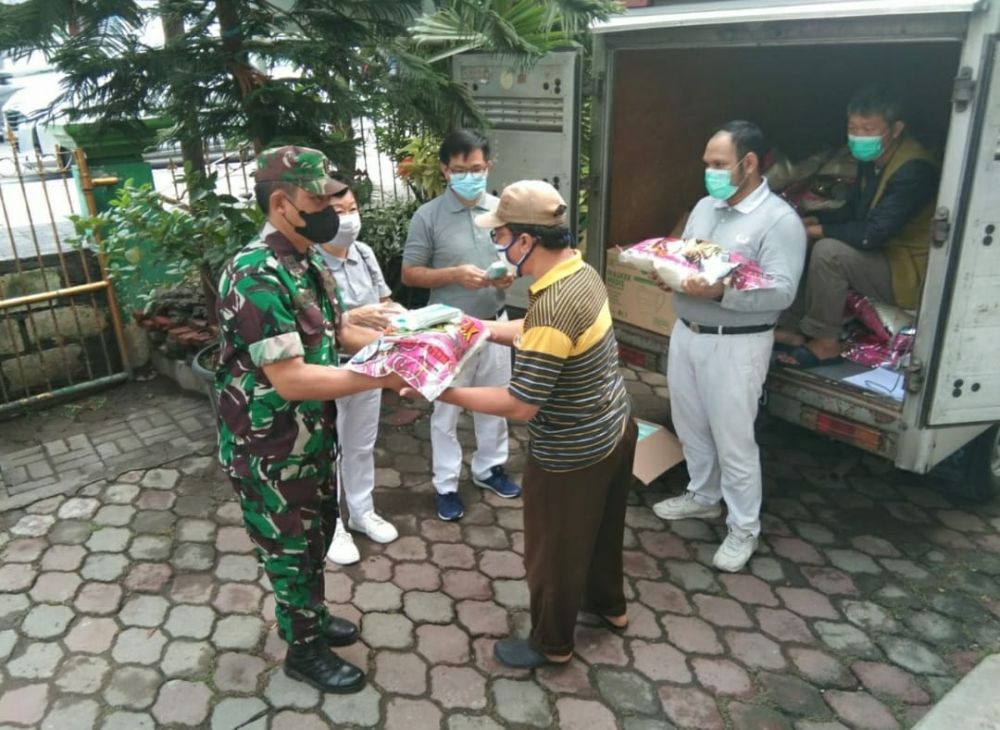 Danramil Tandes bersama yayasan Buddha Tzu Chi salurkan bantuan ke warga terdampak pandemi Covid-19