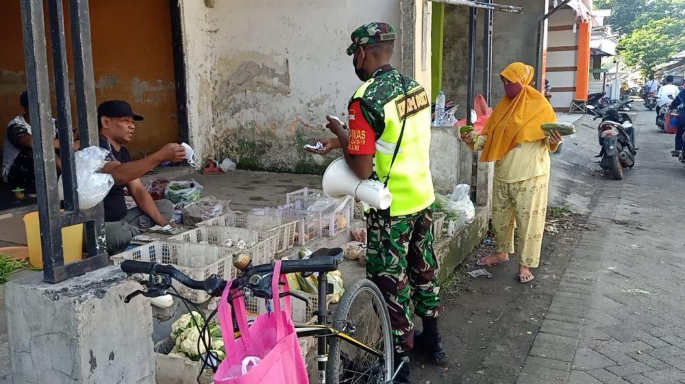 Serda Marlon Ba Otsus saat menyampaikan bahaya Covid-19 dan berbagi masker