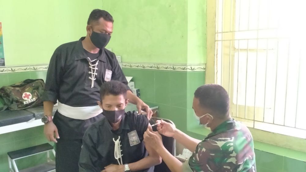 Komunitas Pencak Silat PSHT Vaksin di Poskes Kodim Sampang